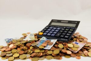 小学生は貯金箱をいつから使い始めるべきですか？